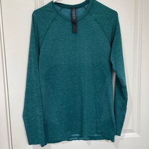 Men’s Lululemon Evergreen long sleeve crew neck
shirt size S